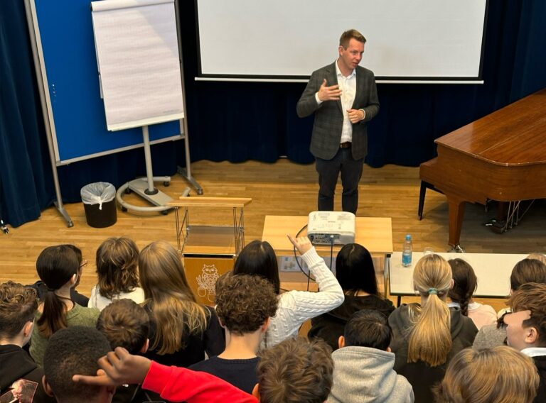 Demokratiebildung vor Ort: Diskussion mit Achtklässlern an der Merz Schule in Stuttgart-Ost